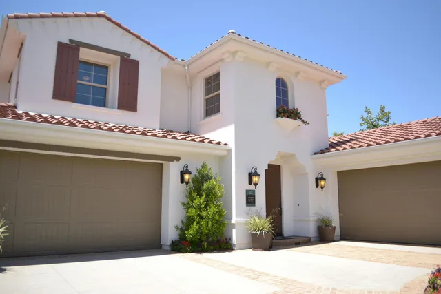expert commercial and residential garage door repairs in Fresno, CA