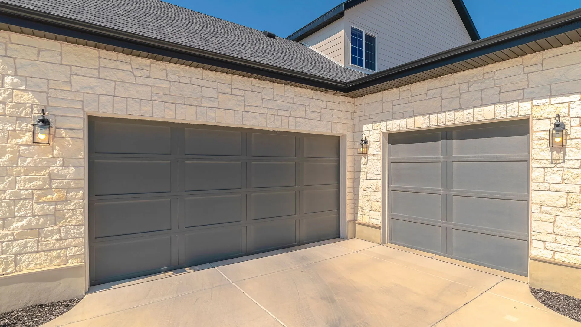 Residential garage doors service in Fresno, CA